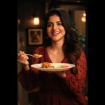 Iswarya Menon Instagram - All of you know by now that Food makes me really happy 😜 So the expressions were quite natural you see 😜😂😂 . Loved working on this TVC for @knorr_india chicken cubes💫