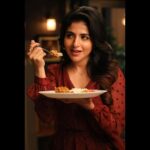 Iswarya Menon Instagram - All of you know by now that Food makes me really happy 😜 So the expressions were quite natural you see 😜😂😂 . Loved working on this TVC for @knorr_india chicken cubes💫