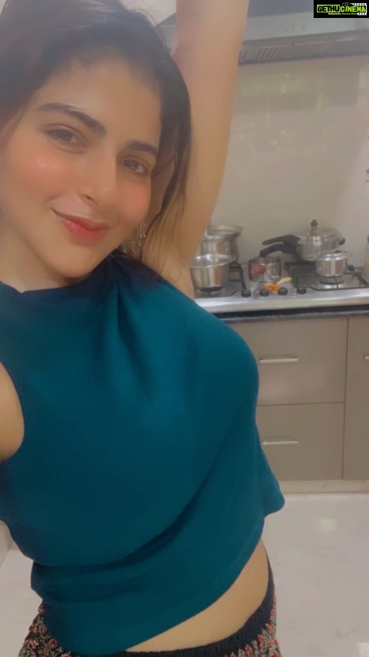 Iswarya Menon Instagram - 🤷🏻♀️♥️🤓