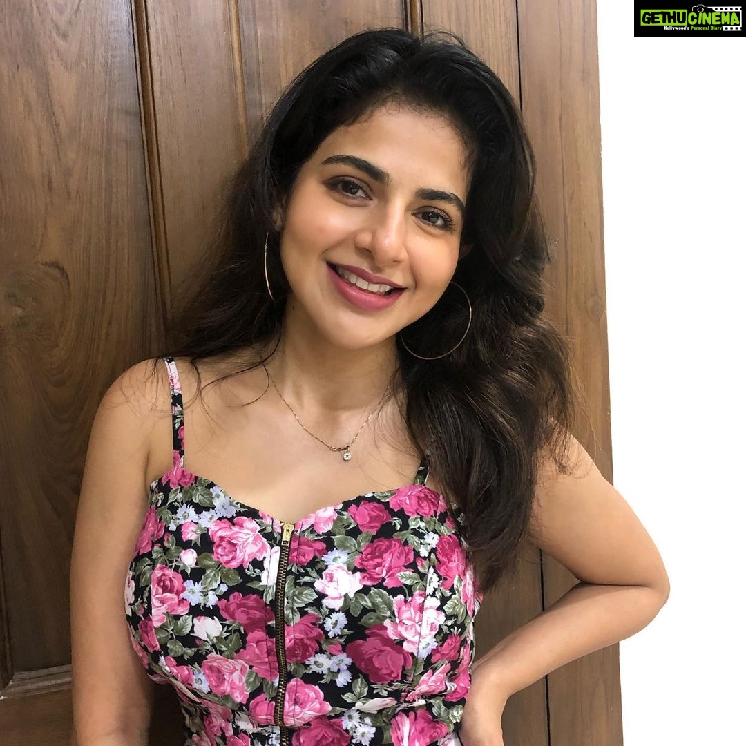 Iswarya Menon Instagram - I smile at everyone I make an eye contact with.. inspite of people smiling back, or not smiling back , few might have even thought I am a weirdo .. I ALWAYS SMILE 🤓 . A warm smile is the universal language of kindness! 😇 . Are we all compassionate enough? 🥰 . #smilemore #compassion #kindness #smileeveryday #throwbackpicture