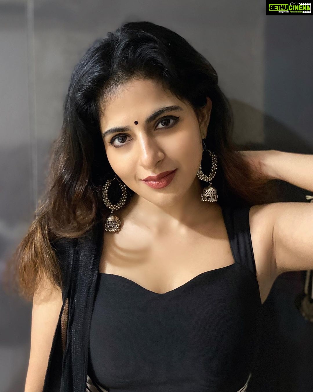Iswarya Menon Instagram - Pretty is an accident of nature, Elegant is a self created art 😊🖤