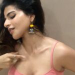 Iswarya Menon Instagram - I love this song & the lyrics , so thought why not 😉🤷🏻‍♀️❤️ @wikkiofficial @anirudhofficial 🥳 . A big thank you to my mom @jayamukesh for being the coolest DOP ever 🥳 . @vastara_thelabel . #lockdown2020 #lockdownlife #tryingtobeproductive