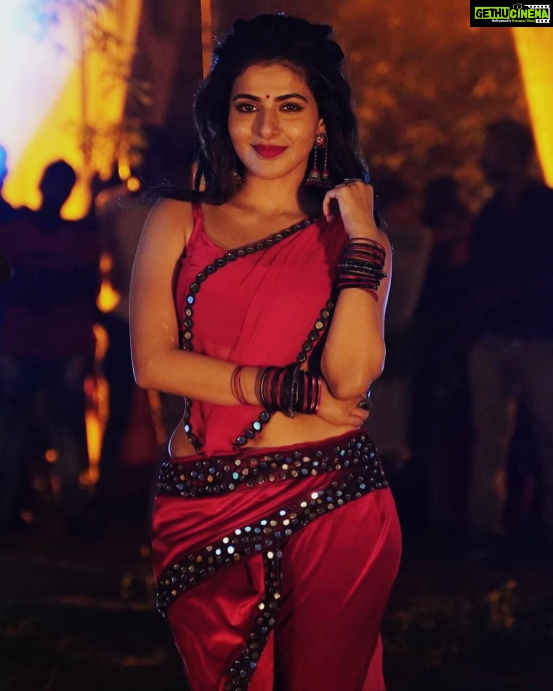 Iswarya Menon Instagram - #breakupsong β€οΈπ Loved dancing to this trippy song π @hiphoptamizha so happy to have work worked with you! The songs from #naansirithal will always be super special β€οΈ Miss shooting βΉοΈ . π· @vanchinathanmurugesan