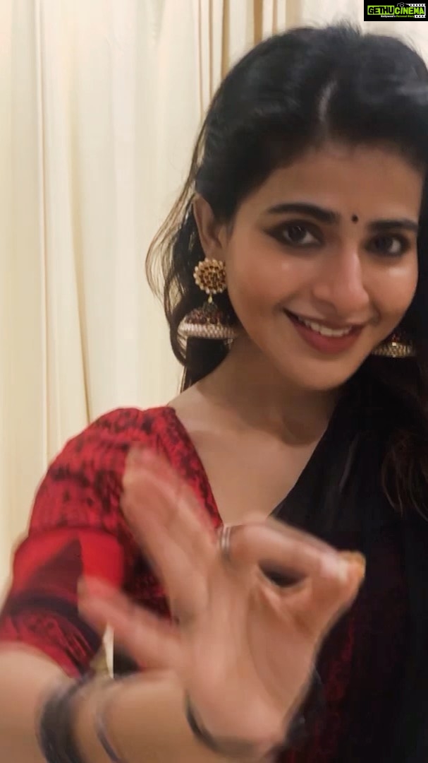 Iswarya Menon Instagram - Dancing with the steps I vaguely remember.. This is a very special song ,since this was my first ever Bharathanatiyam recital on stage .. Iswarya menon back in 2nd standard danced to this song 😃🙏 . Thanks to my mom @jayamukesh for capturing this video so patiently ❤️😘