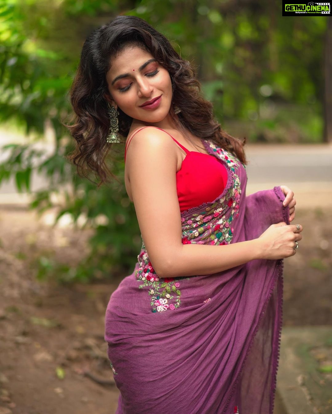 Iswarya Menon Instagram - ⌛️💜❤️ . . . . . . 📷 @anitakamaraj Styling @aaronborthwick1 @aribo_ 💄 @instaglammakeovers Hair @drushty.saruparia