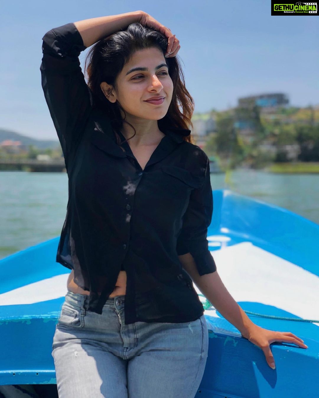 Iswarya Menon Instagram - Blank mind with absolute peace🖤💙