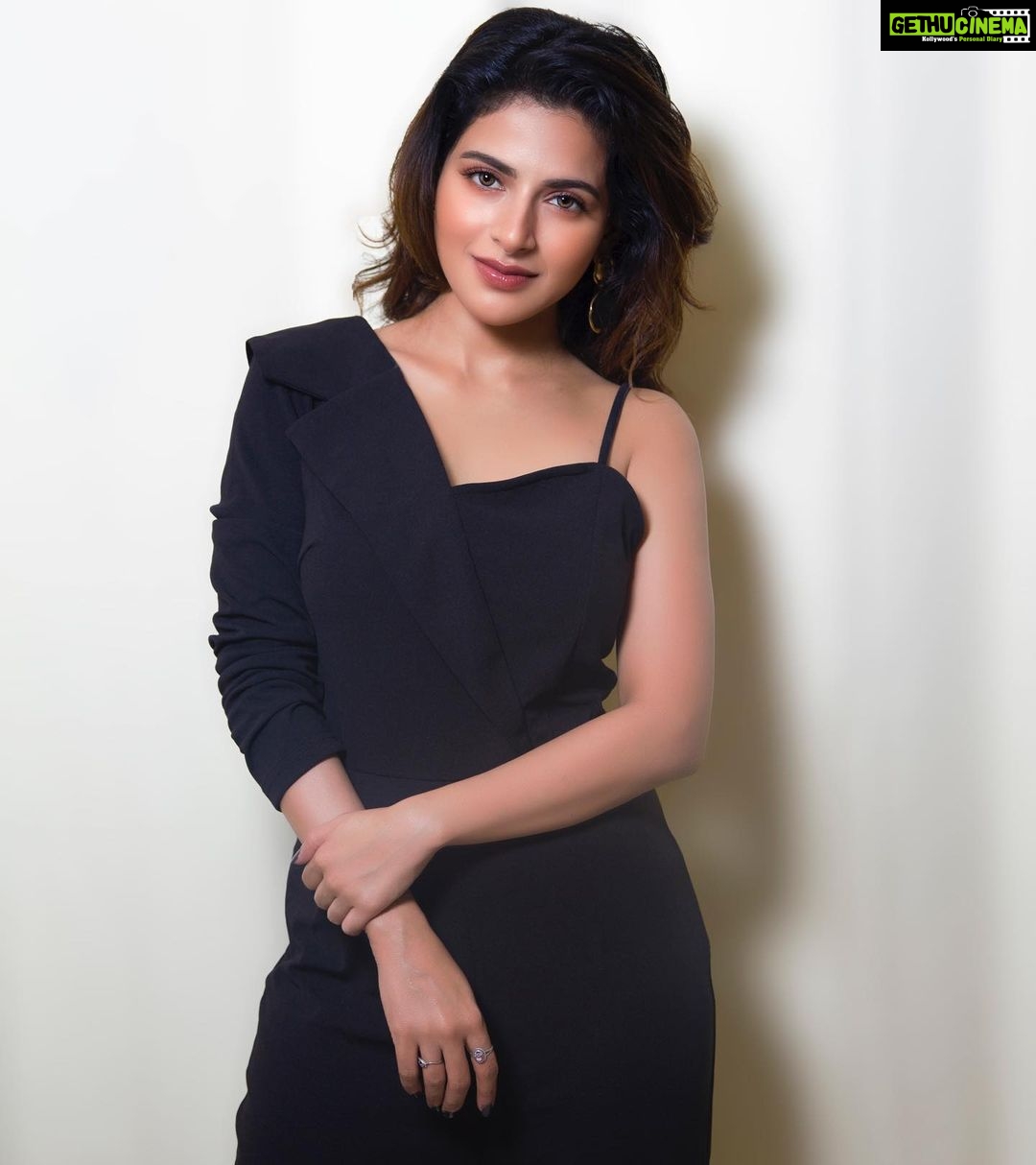 Iswarya Menon Instagram - 🖤 . . 📷 @thephotopeople_chennai Mua @sridevis_contour