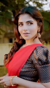 Iswarya Menon Instagram - ❤️‍🔥 . Cinematographer & Creative Director : @storiesbypreetham 📸 . Styling : @paviiiee_08 MUA : @kalwon_beauty Hairstylist: @ganesh_hair_architect Designer : @labelswarupa Jewellery : @chennai_jazz @jayamukeshmenon