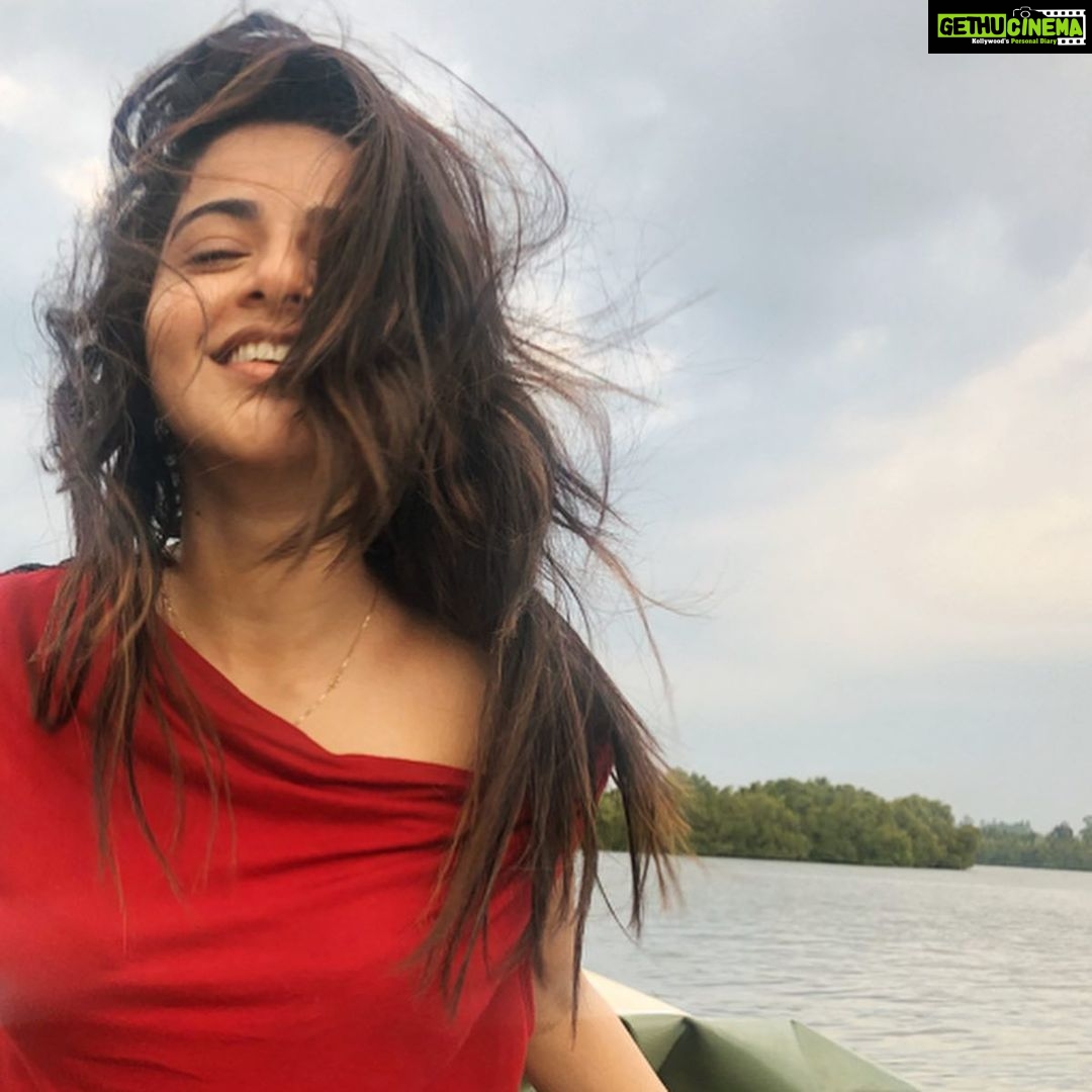 Iswarya Menon Instagram - Wind in the hair, smile on the face, spark in the eyes ❤️ isn’t that pure happiness? . #happyheart #majorthrowback #stayhomepostathrowback 😉