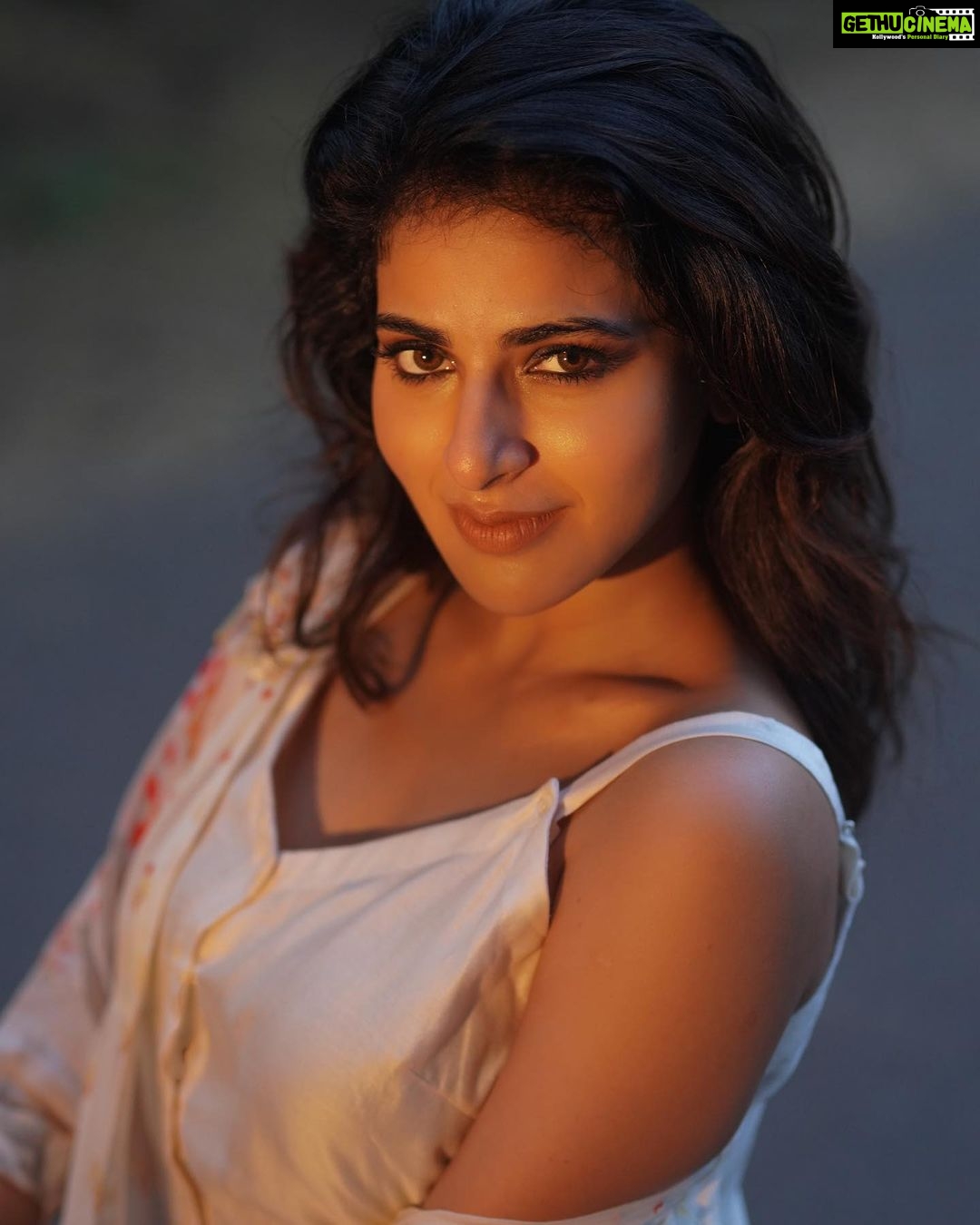 Iswarya Menon Instagram - Lets talk about ShArP FeAtuReS 🔪😉❤️ . #sharpfeatures #betheuniqueyou #readyforyou2020 🥳 . 📸 @anitakamaraj Styling @aaronborthwick1 💄 @instaglammakeovers Hair @drushty.saruparia