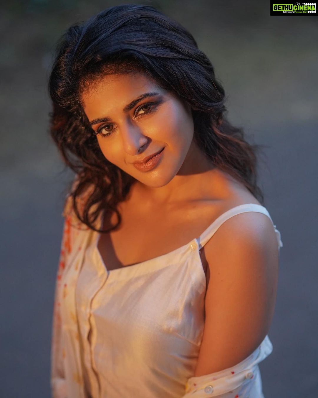 Iswarya Menon Instagram - Lets talk about ShArP FeAtuReS 🔪😉❤️ . #sharpfeatures #betheuniqueyou #readyforyou2020 🥳 . 📸 @anitakamaraj Styling @aaronborthwick1 💄 @instaglammakeovers Hair @drushty.saruparia