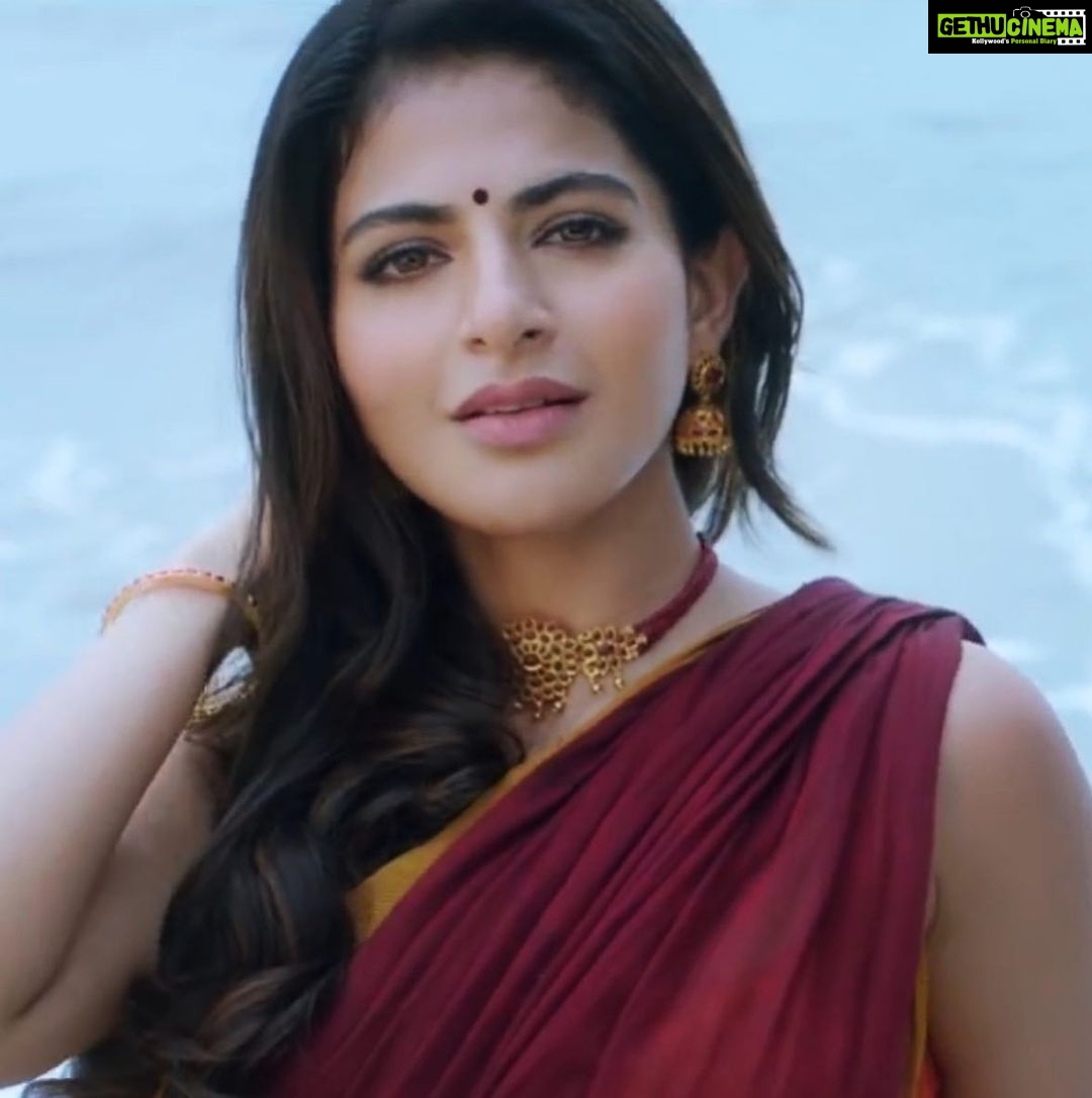 Iswarya Menon Instagram - Just grooving to the beats of #dhomdhom 😋🥰 . Have you heard it yet? Link in the bio .. . #naansirithaal 🥳🥰