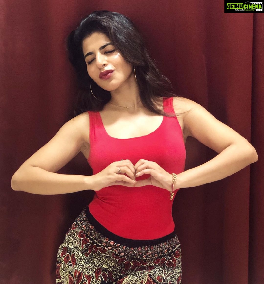 Iswarya Menon Instagram - 700k & counting! Keep the love coming ❤️😘 . #instafam #lovelove #thankyouforthelove