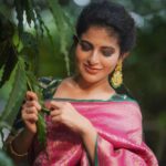 Iswarya Menon Instagram - Wish u a happy happy diwaliiiiii 🤩 🎉 . 📸 @anitakamaraj Styling @aaronborthwick1 Makeup @instaglammakeovers Hair @drushty.saruparia Saree @aribo_ Jewellery @kalasha_finejewels