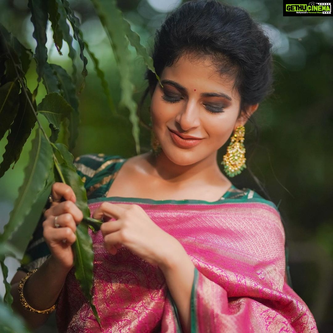 Iswarya Menon Instagram - Wish u a happy happy diwaliiiiii 🤩 🎉 . 📸 @anitakamaraj Styling @aaronborthwick1 Makeup @instaglammakeovers Hair @drushty.saruparia Saree @aribo_ Jewellery @kalasha_finejewels