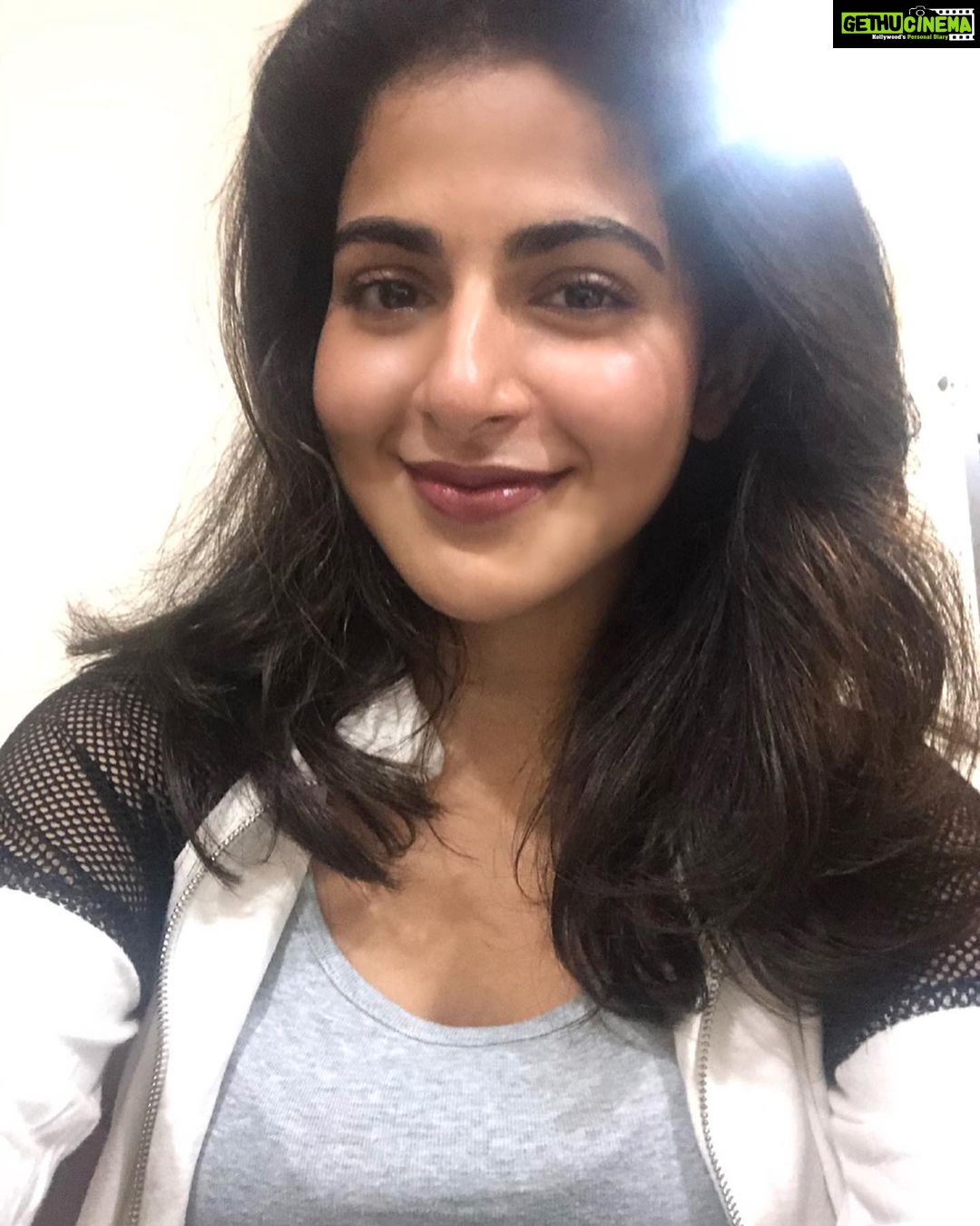 Iswarya Menon Instagram - Left or right? 🤨