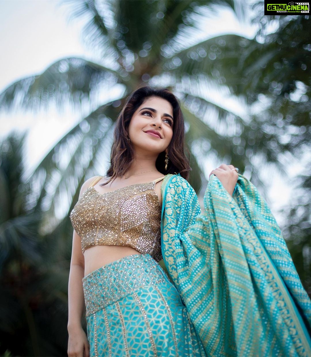 Iswarya Menon Instagram - All you need to do is hold on tight & believe! 🙏😇 . 📷 ➖ @kiransaphotography . 👗 ➖ @studio149 @swathi_purushothaman . 💄 ➖ @ramya_mua