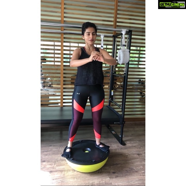 Iswarya Menon Instagram - Squats on a Bosu ball 🔥 . Thank you @nizam_maz for making me do this 🙌🏼 . #corestrength #stability #fitfabcurvy