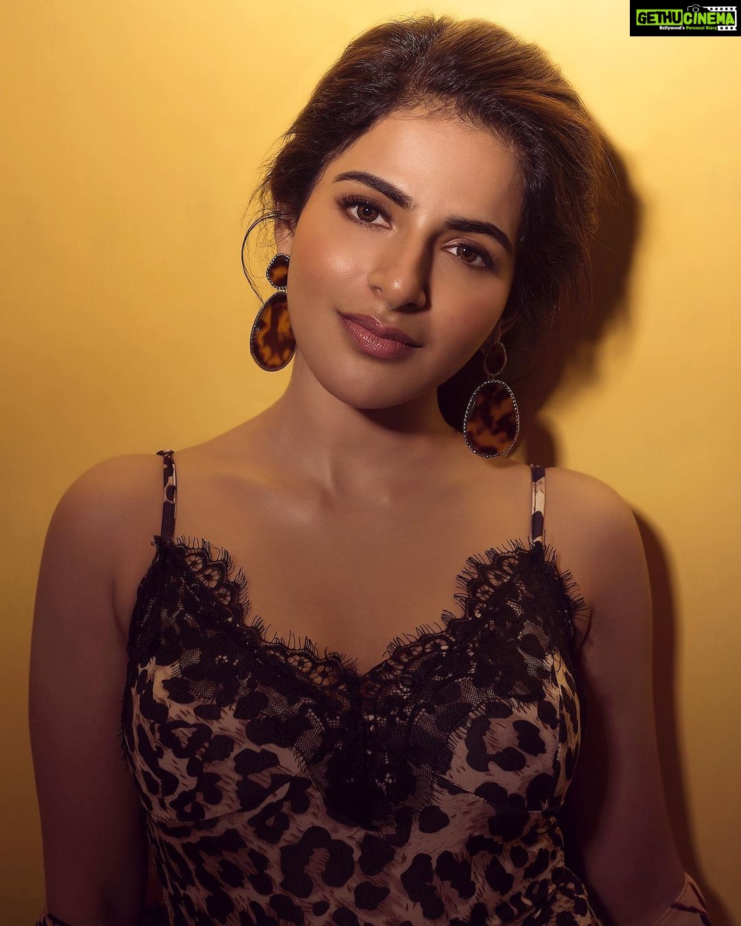 Iswarya Menon Instagram - Inner beauty is great, but a little Bronzer never hurts 😉 . #glamon #shinebright #dontbeaftaidtosparklealittlebrighter . . 📷 @balakumaran_me MUA @ramya_mua (the best ever♥️) Styling @mehndi_jashnani (styling expert 😍)