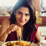 Iswarya Menon Instagram - 1) oh snap!! You caught me eating noodles with my hand 😯🤭 . 2) ok!! Let me give thAt smile as if nothing ever happened 😬 slightly embarrassed, looking away! Bye 🤪😂 . #vacayvibes🌴 #sleepyhead #sleepyface #foodie #foodieforlife #breakfastslikethis #beingraw #candid #momentslikethis❤