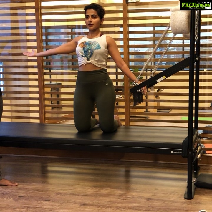 Iswarya Menon Instagram - I love experimenting with my workout β€οΈ Tried out pilates for a change.. Being fit isnt a fad or a trend , its a lifestyle β€οΈπͺ Well i do have a serious face when i workout π€ͺπ . #fitfabcurvy #fitnessforthemindbodyandsoul . http://m.helo-app.com/s/hbrYyFU . @nizam_maz