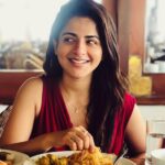 Iswarya Menon Instagram - 1) oh snap!! You caught me eating noodles with my hand 😯🤭 . 2) ok!! Let me give thAt smile as if nothing ever happened 😬 slightly embarrassed, looking away! Bye 🤪😂 . #vacayvibes🌴 #sleepyhead #sleepyface #foodie #foodieforlife #breakfastslikethis #beingraw #candid #momentslikethis❤