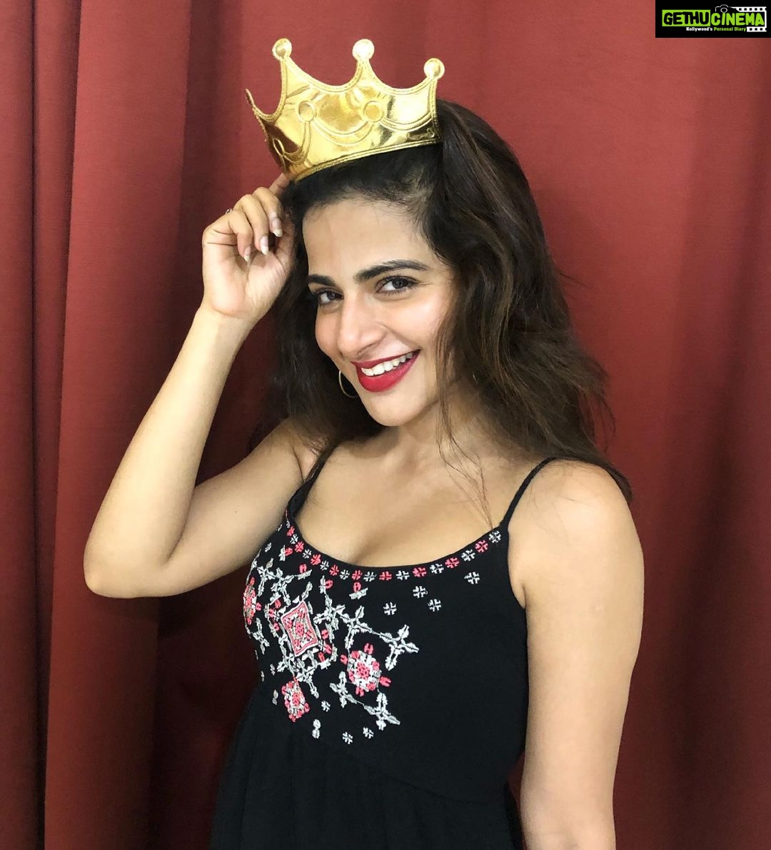 Iswarya Menon Instagram - Princess for the day 👸 . Thank you all for making me feel like one 😍❤️ . #may8 #birthdaygirl #yesitsmybirthday 😬😁