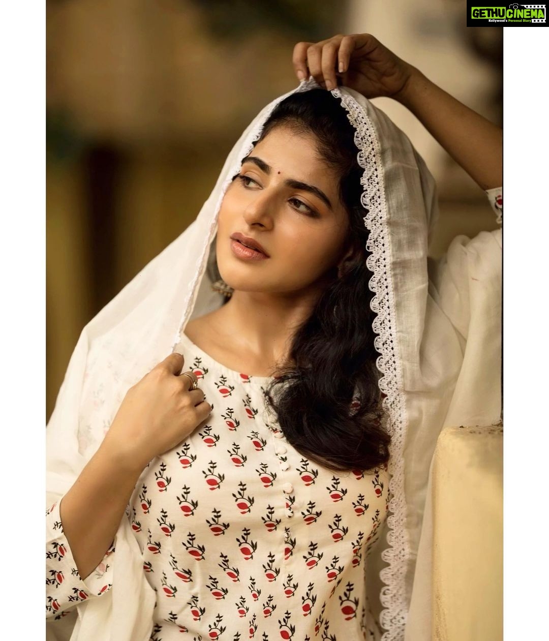 Iswarya Menon Instagram - கண்ணாளனே எனது கண்ணை நேற்றோடு காணவில்லை 🤍🎼 . . 📷 @camerasenthil MUA @jayamukeshmenon