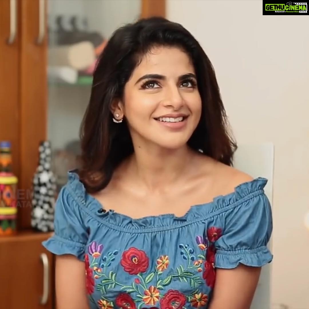 Iswarya Menon Instagram - Well 🤔 i have absolutely no idea what i was thinking so deeply 😂 . #caughtcandid