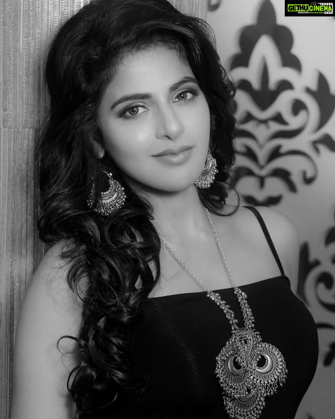 Iswarya Menon Instagram - Perfectly imperfect 🖤 . 📷 @rahuldev1177 Styling @aartisshah @aquaab_by_sfk @promakeup_bridal_studio