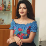 Iswarya Menon Instagram - Trust me i dint know i was being clicked! Swipe right ▶️ . Candid pictures for the win 🤪 . Make up & hair by @makeupartistrybykavithasekar 😘