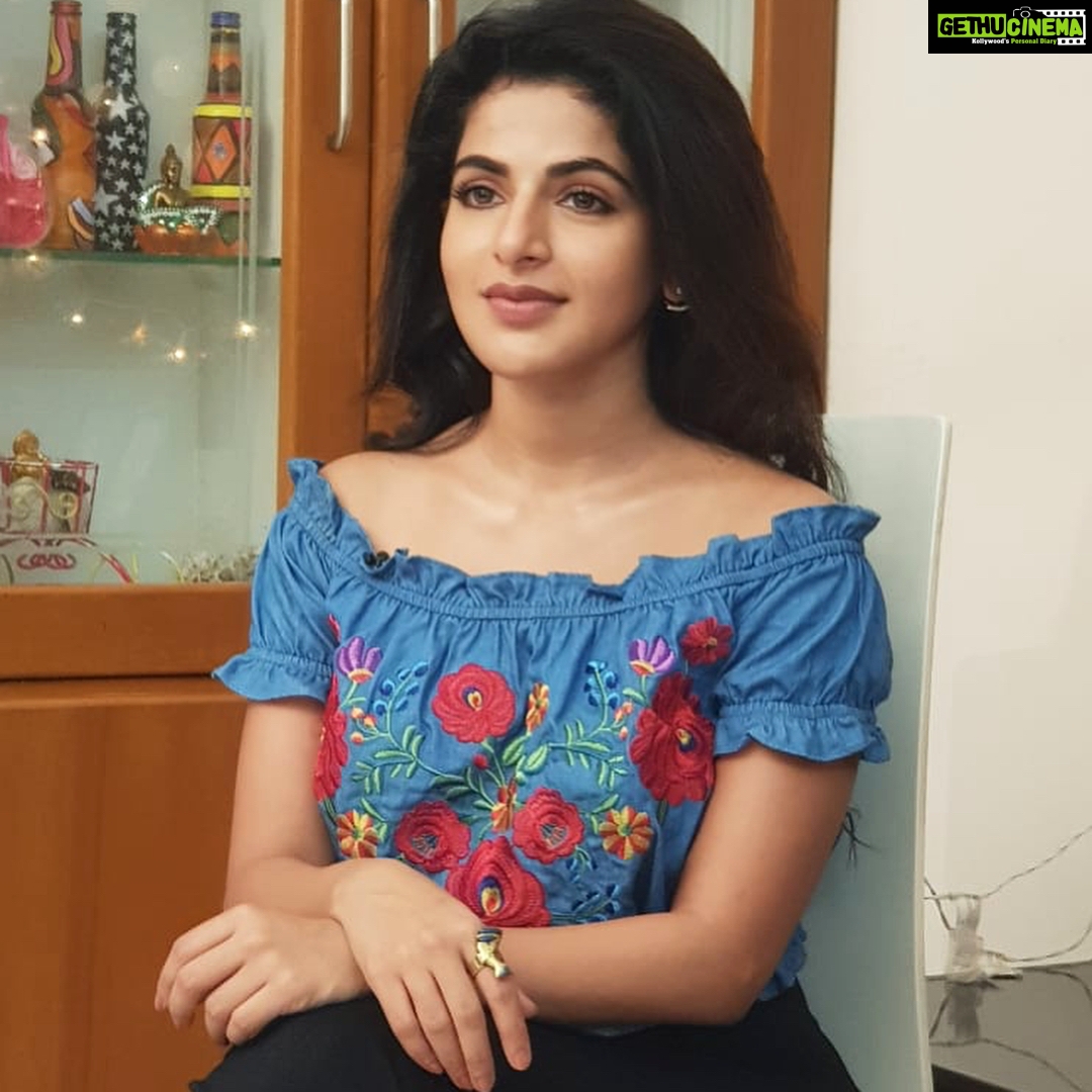 Iswarya Menon Instagram - Trust me i dint know i was being clicked! Swipe right ▶️ . Candid pictures for the win 🤪 . Make up & hair by @makeupartistrybykavithasekar 😘
