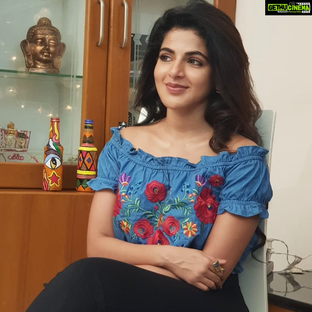 Iswarya Menon Instagram - Trust me i dint know i was being clicked! Swipe right ▶️ . Candid pictures for the win 🤪 . Make up & hair by @makeupartistrybykavithasekar 😘