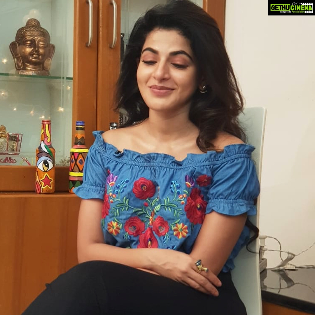 Iswarya Menon Instagram - Trust me i dint know i was being clicked! Swipe right ▶️ . Candid pictures for the win 🤪 . Make up & hair by @makeupartistrybykavithasekar 😘
