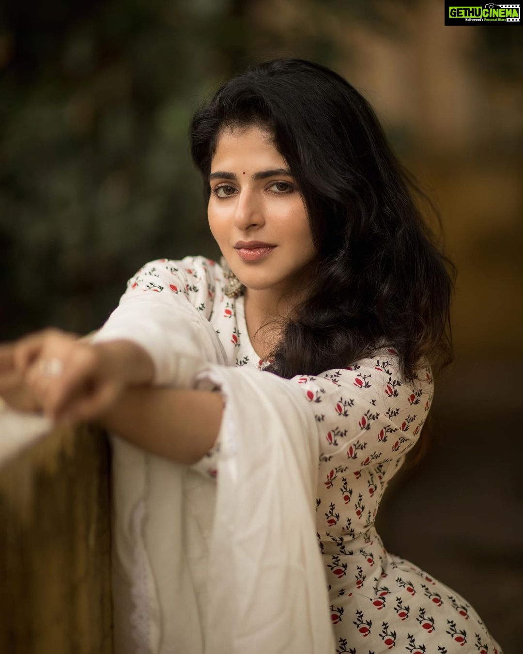 Iswarya Menon Instagram - Whatsup? 🤍❤️ . . @camerasenthil