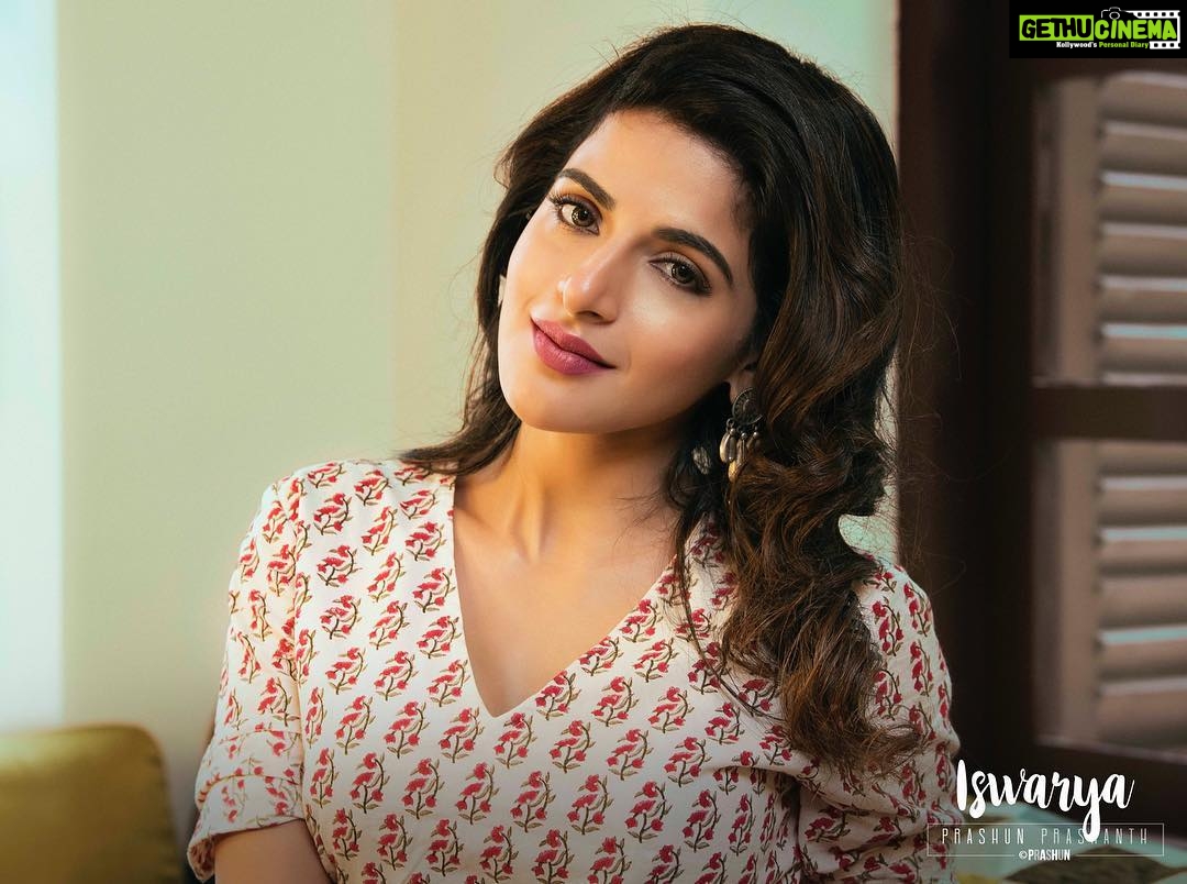 Iswarya Menon Instagram - Wohooo our song #evadaunnapetha a #tp2single from our movie #tamizhpadam2point0 has touched 1 million in 3 days..💃 Thank you for loving & supporting us! 😘 Ppl who haven’t watched it, the link is in the bio . Let me know how you like it ❤️🤗