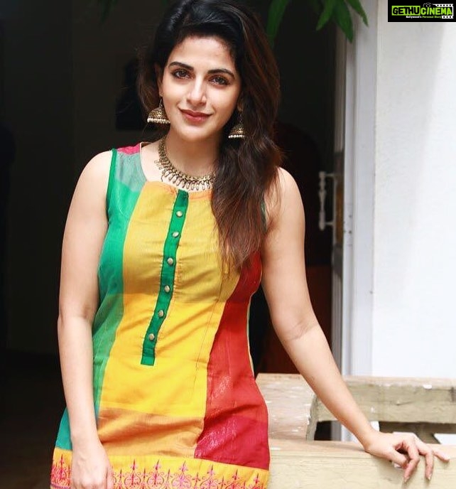 Iswarya Menon Instagram - When I decided to go all pattu.. 🤓😋 #thisisgoingtobefun #gratefulandthankful #tp2point0 😃❤️
