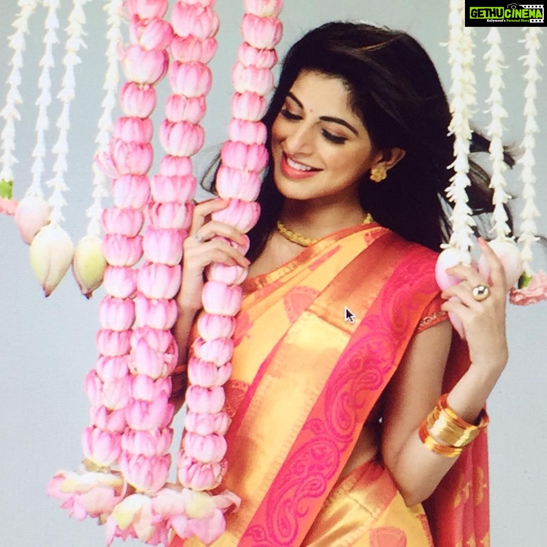 Iswarya Menon Instagram - Flowers, blossoms & all that jazz πΈπ·π