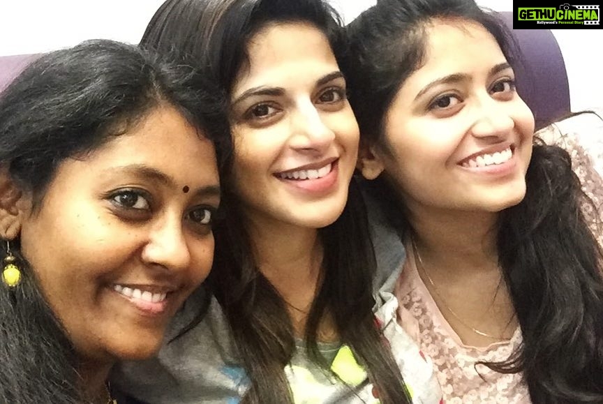 Iswarya Menon Instagram - A long awaited reunion ❤️ I love these two to bits 😘 #besties #lifelines #friendswhoarefamily 💞@snehasadasivan @manisha_peekaboo