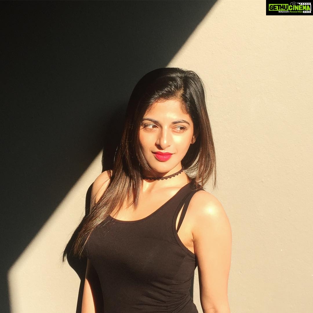 Iswarya Menon Instagram - New year means a new beginning ❤️ cheers to 2017! May this year be so happy for all of us 💋❤️ #sundrenched #happy2017 #happyvibes P.c @nithinbarath
