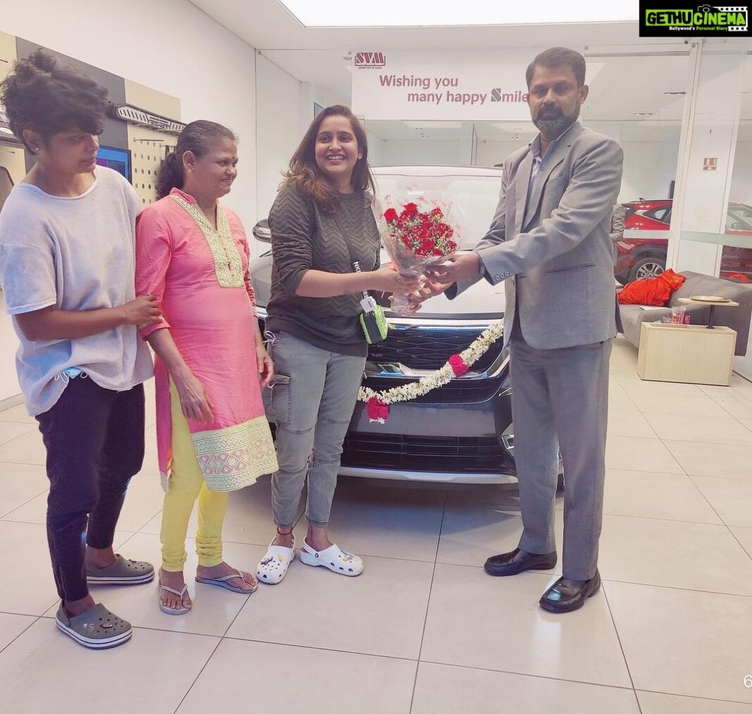 Jacqueline Fernandas Instagram - Car is just not a thing , it is second home which sees every emotion of ours … from my childhood I have always been bought up loving cars though my dad is a driver … this one is new member of my family #kiaseltos😍 thank u so much everyone who loved me everyone who supported me love you guys💛💛
@sharada.shivaji
#mom Jacqueline Fernandas Instagram - Car is just not a thing , it is second home which sees every emotion of ours … from my childhood I have always been bought up loving cars though my dad is a driver … this one is new member of my family #kiaseltos😍 thank u so much everyone who loved me everyone who supported me love you guys💛💛 @sharada.shivaji #mom