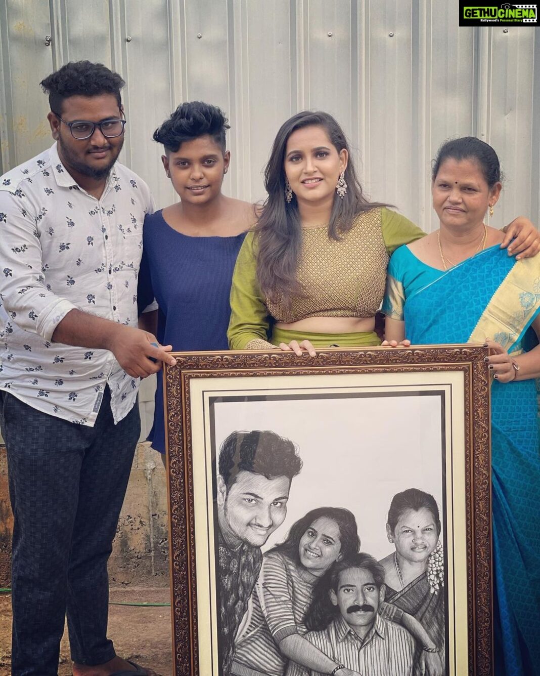 Jacqueline Fernandas Instagram - This is a very special photo of mine … my cute little family .. 🤍💙💚🧡 My mom , she has been a father and my mom for past 25 years and my strength 🧡 My brother, he has been the Ambala of our family , little father 🤍 Sha , she has been a support system and shares my father duty of my mom now 💙 So happy Father’s Day my father’s of my life 🖤