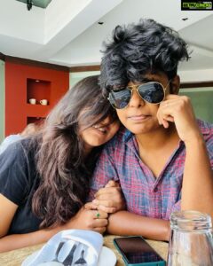 Jacqueline Fernandas Instagram - I got a right shoulder to lean to cry to smile to be happy and sad 😢 😛😂😜🤪😆@sharada.shivaji 🤎

#protection #lifeline #forever