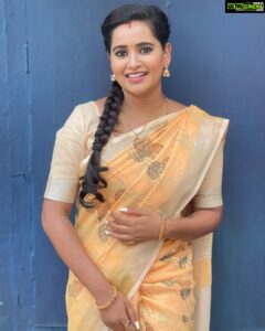 Jacqueline Fernandas Instagram - 💙
Saree : @ashas_womens_collection 
Design : @yaradesigners