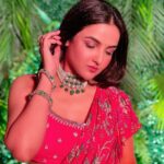 Jasmin Bhasin Instagram – Looking like 🍎

Outfit: @chhavviaggarwalofficial 
Jewelery: @pooja_diamond
Styled by: @dinky_nirh