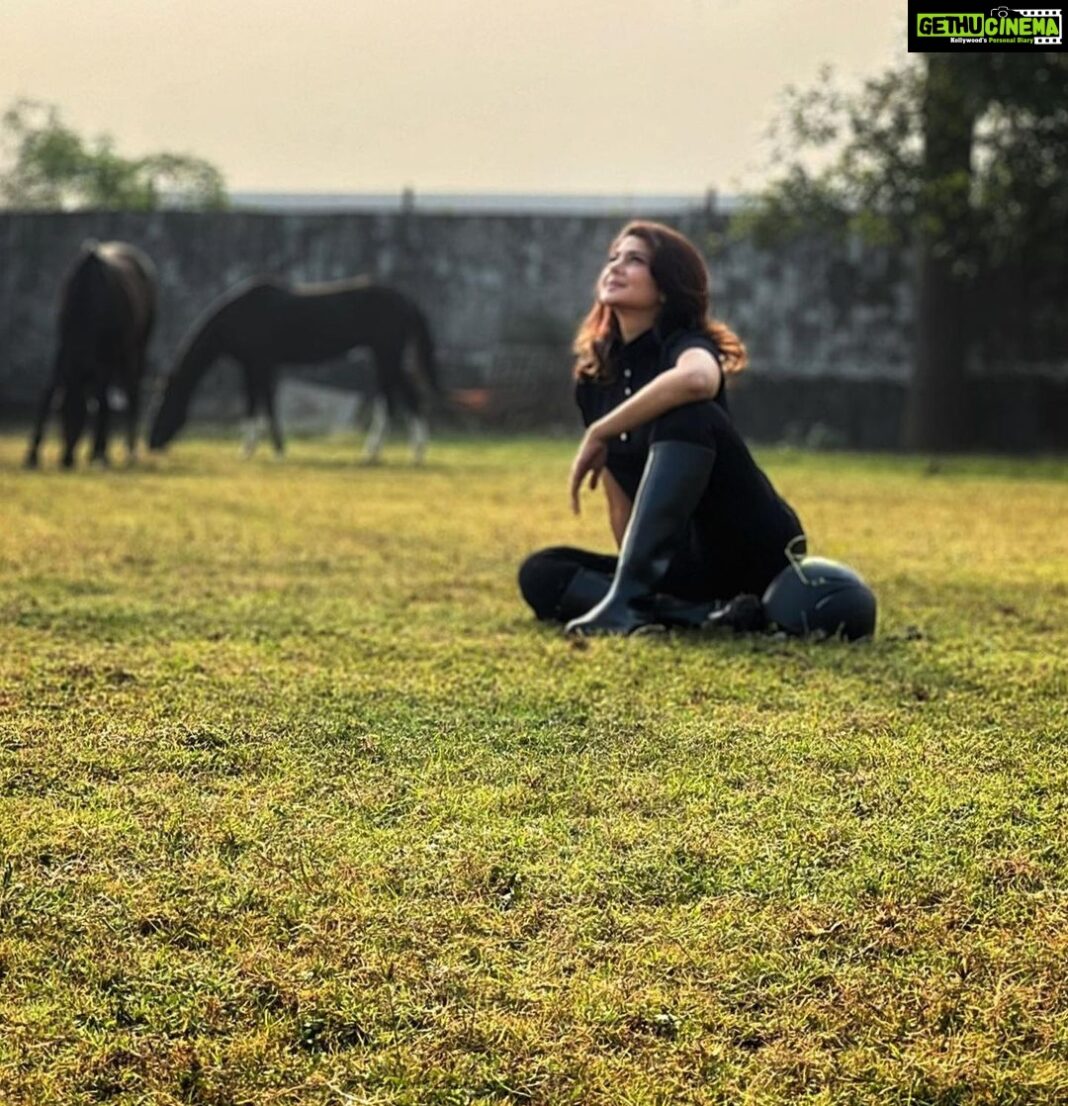 Jennifer Winget Instagram - Some posing for the gram before we saddle up.☺️ #whatyalookingat #agoodday #ridetheway #horsingaround