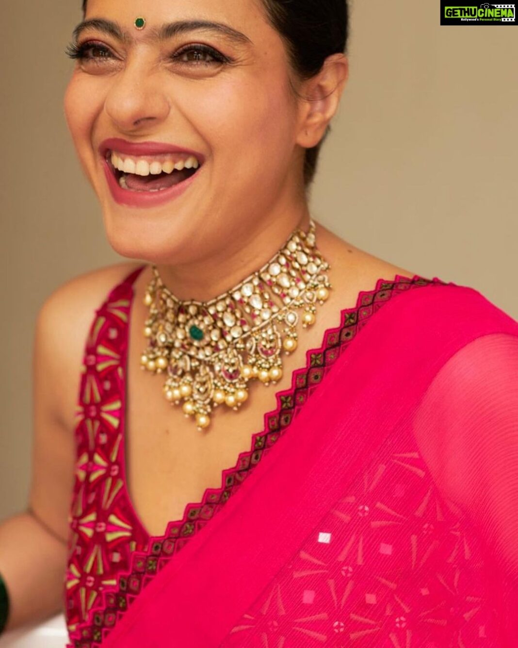 Kajol Instagram - Started off all beautiful and then someone cracked a joke 😳😜 #alldressedup #durgapuja #sohappytobehere 🙏