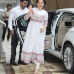 Kangana Ranaut Instagram – It’s an easy-breezy day for #KanganaRanaut — she is brushing her Bharatnatyam skills for Thalaivi. The preparations for the film are in full swing for a grand song with more than 100 dancers! Very eager to see it on the silver screen. 😍🤩