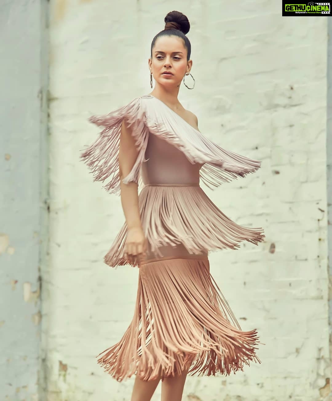 Kangana Ranaut Instagram - Grecian Goddess all set to brighten the vibes at the #KapilSharmaShow. . . . . Outfit - @herveleger Earrings - @Studio.metallurgy Hair - @hairbyhaseena Make up - @albertchettiar Styling: @stylebyami @shnoy09 @mala_agnani Photographer - @ravindupatilphotography #JudgementallHaiKya