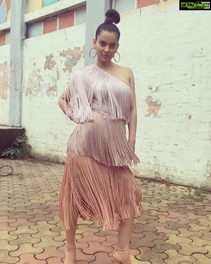 Kangana Ranaut Instagram - Grecian Goddess all set to brighten the vibes at the #KapilSharmaShow. . . . . Outfit - @herveleger Earrings - @Studio.metallurgy Hair - @hairbyhaseena Make up - @albertchettiar Styling: @stylebyami @shnoy09 @mala_agnani Photographer - @ravindupatilphotography #JudgementallHaiKya